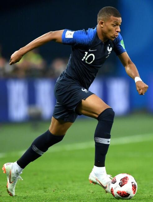 德科：梅西短暂回归？这不可能；还没和莱万谈续约的事（德科：梅西不可能短期回归；与莱万的续约谈判尚未启动）