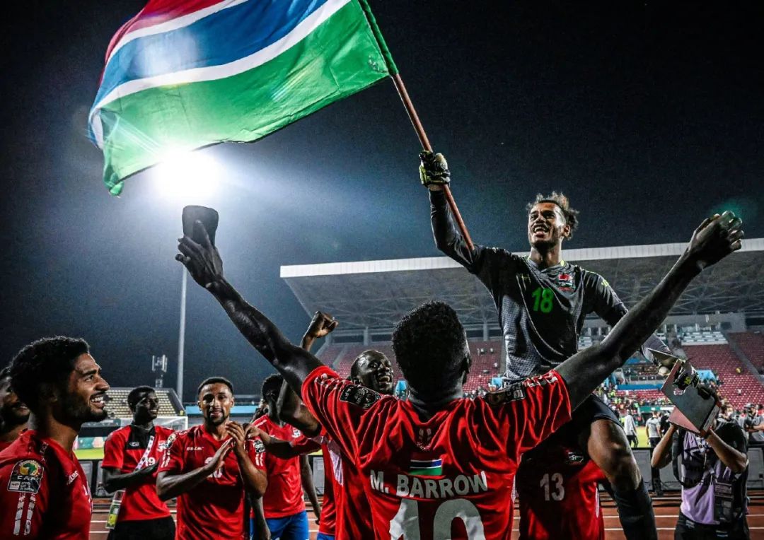 杜普兰蒂斯、特博戈两名巴黎奥运会金牌得主为摩纳哥vs巴黎开球（巴黎奥运金牌得主杜普兰蒂斯、特博戈为摩纳哥对巴黎比赛开球）