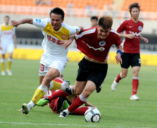 赖斯：我们在幕后有领导小组，比赛日的时候会各抒己见（赖斯：队内有领袖小组，比赛日大家畅所欲言）